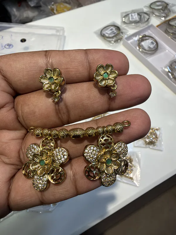 Krisha_Gold_Tone_Victorian_Kundan_Mangalsutra_and_Earrings_Set_for_Women