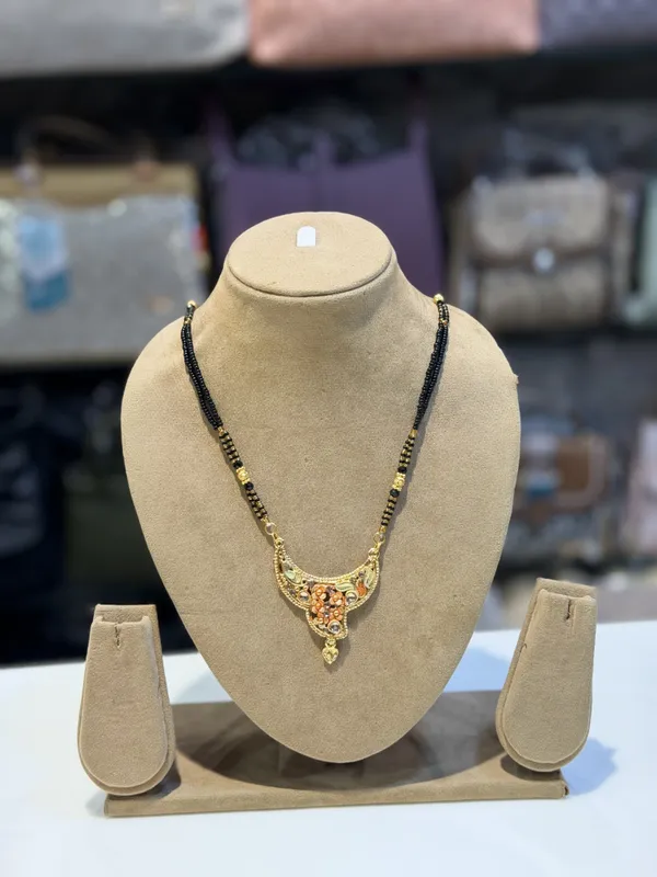 Uma_Black_Beaded_Gold_Tone_Pendant_Mangalsutra_Necklace