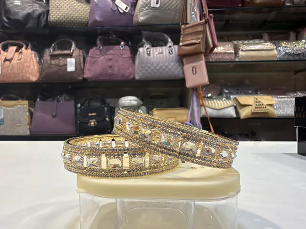 Vaidehi_Gold_Embellished_Bangles_for_Women