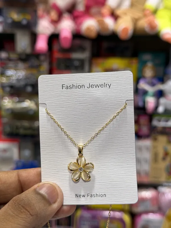 Inaaya_Gold_Tone_Floral_Pendant_Necklace_For_Women