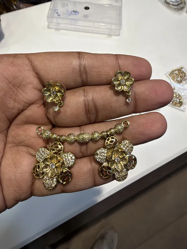 Avani_Gold_Tone_Floral_Necklace_Set_for_Women