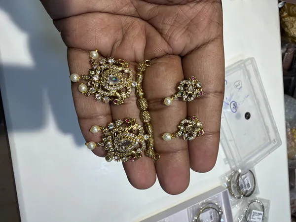 Srushti_Gold_Tone_Victorian_Kundan_Mangalsutra_and_Earrings_Set_for_Women