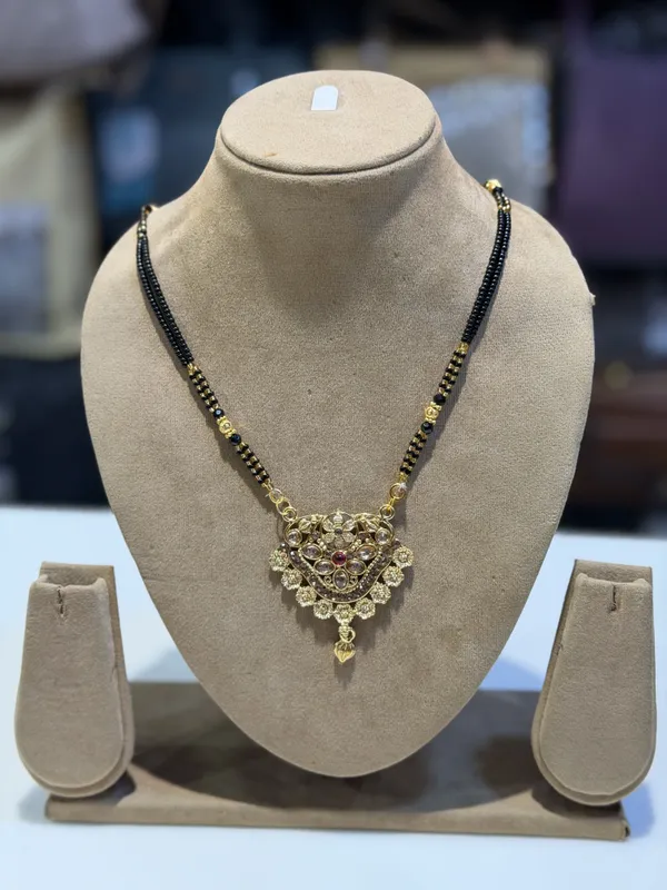 Harini_Black_Beaded_Gold_Tone_Pendant_Necklace_for_Women
