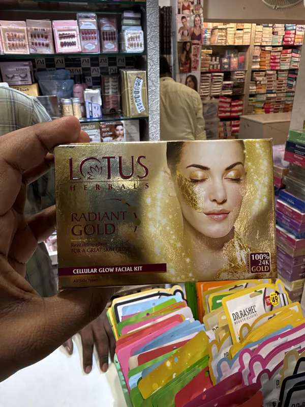 Lotus_Herbals_Radiant_Gold_Facial_Kit_With_24K_Gold