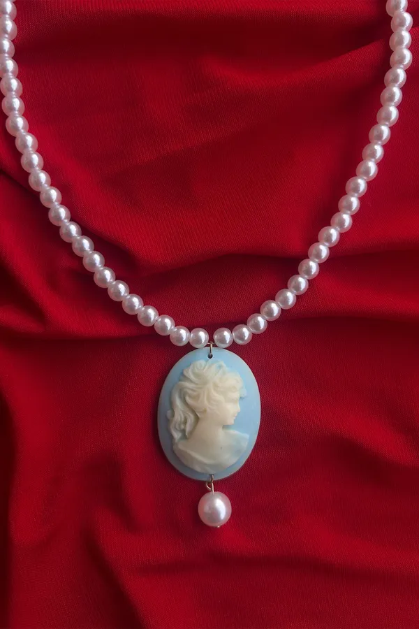 Celeste_Cameo_Pearl_Necklace