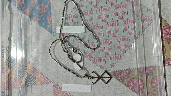 Black_Geometric_Pendant_Necklace_for_Women