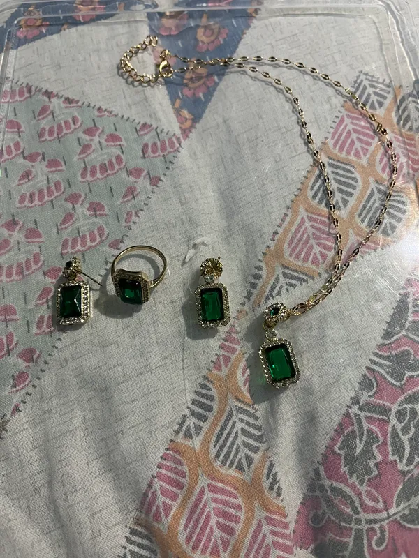 Green_Stone_Gold_Tone_Jewellery_Set_for_Women