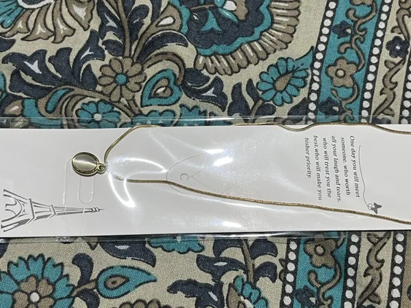 Gold_Tone_Oval_Pendant_Necklace