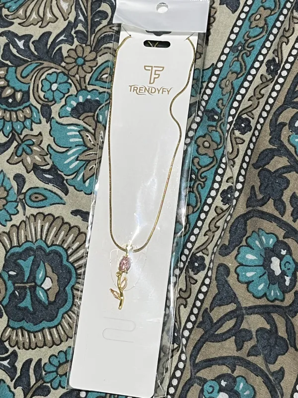 Trendyfy_Gold_Tone_Floral_Pendant_Necklace_for_Women