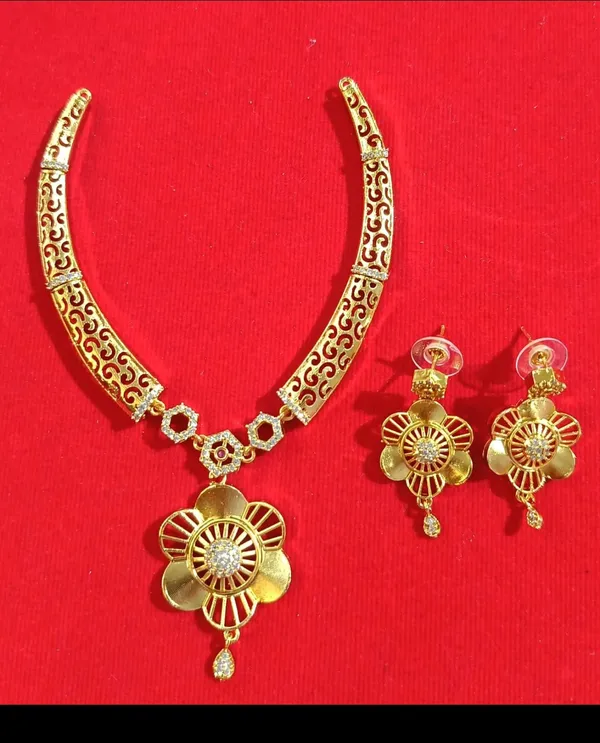 Gold_Brass_Floral_Necklace_And_Earrings_Set_For_Women