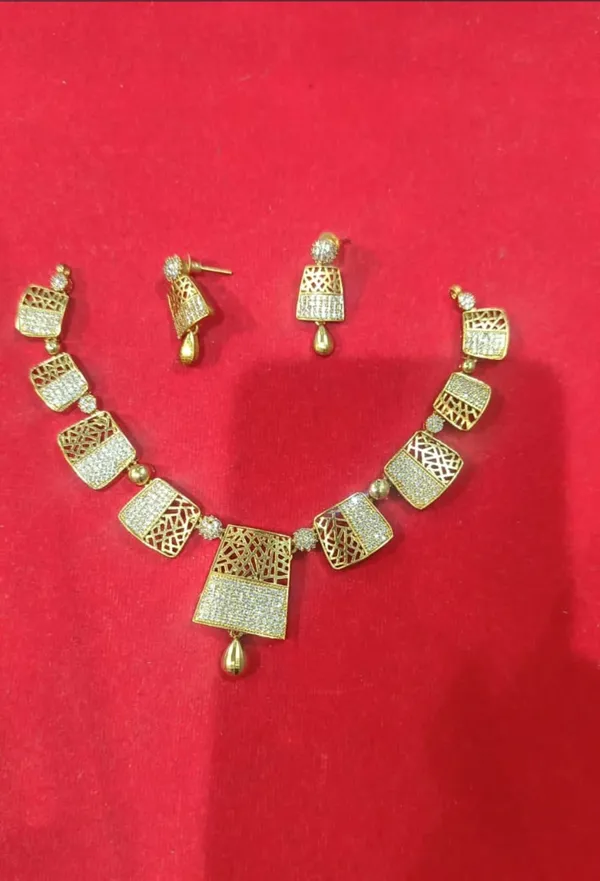 Gold_Brass_Geometric_Necklace_And_Earrings_Set_For_Women