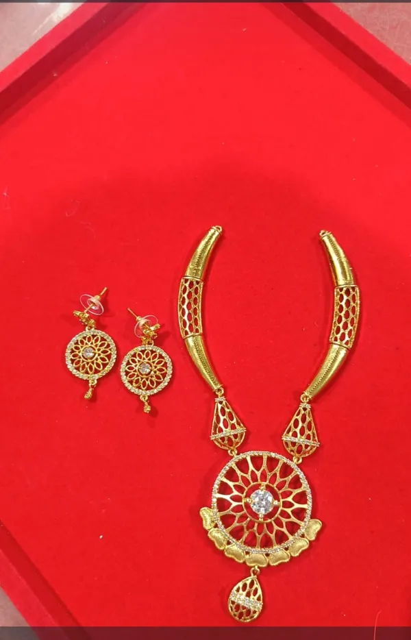 Gold_Brass_Traditional_Openwork_Necklace_Set_For_Women
