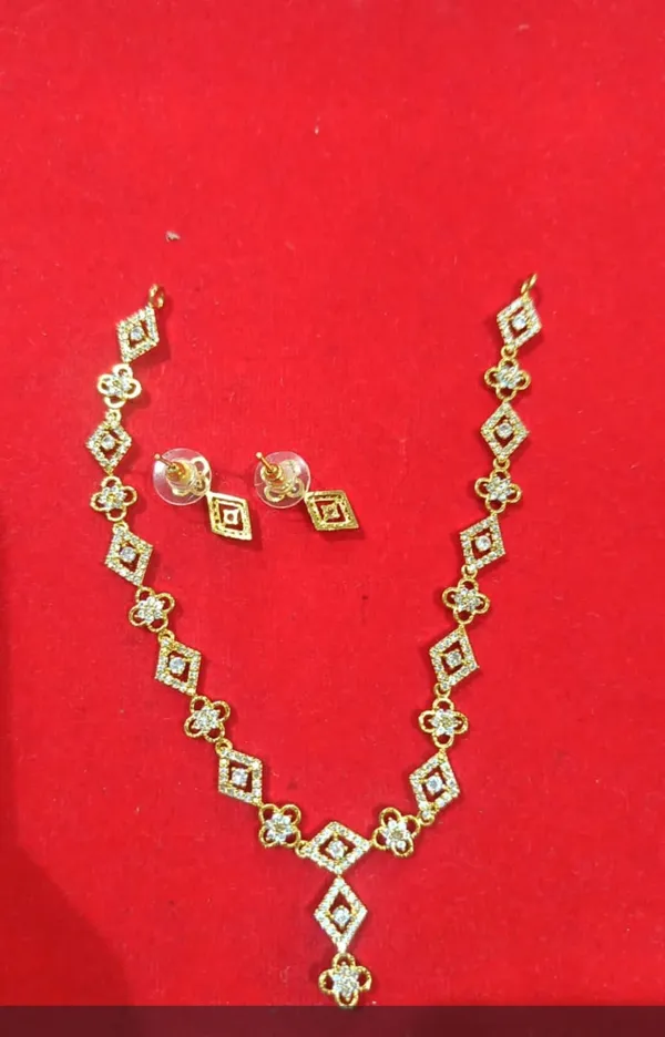 Gold_Brass_Stone-Studded_Necklace_Set_For_Women