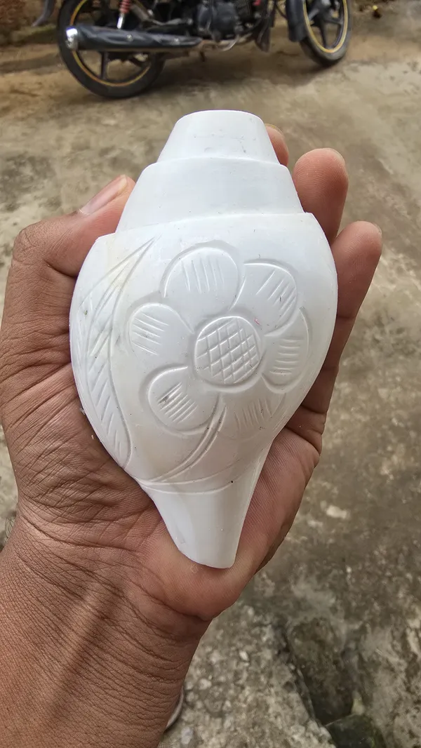 Flower_design_Divine_Harmony:_Jellybean_Retails_Vamavarti_Original_Loud_Blowing_Shankh|Conch_For_Pooja