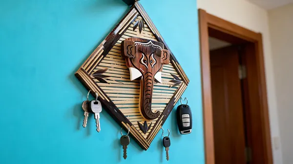 Brown_Bamboo_Key_Holder_For_Home_Decor