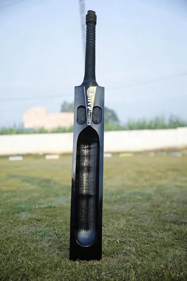 Black_Cricket_Bat