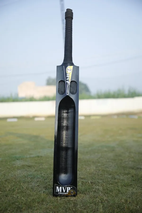 Black_Cricket_Bat