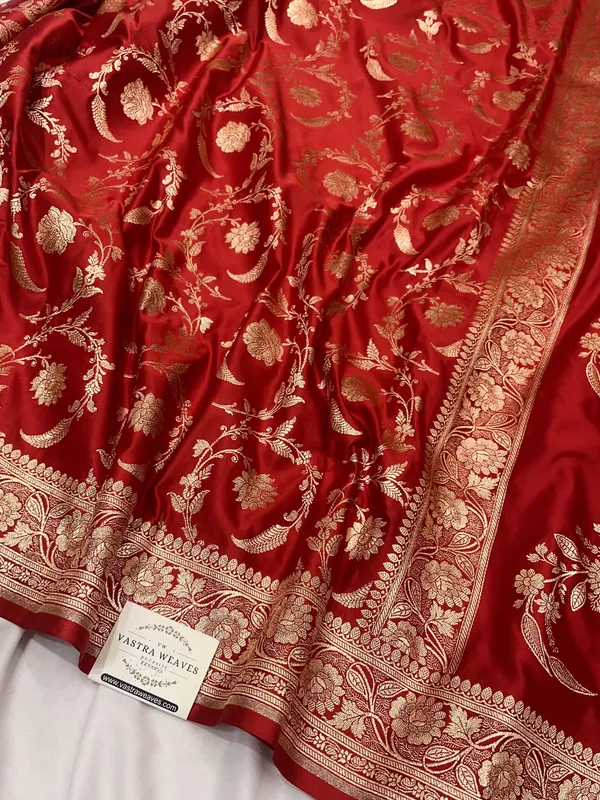 Red_Woven_Floral_Saree_For_Women