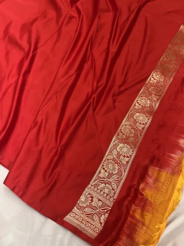 Red_Woven_Floral_Saree_For_Women