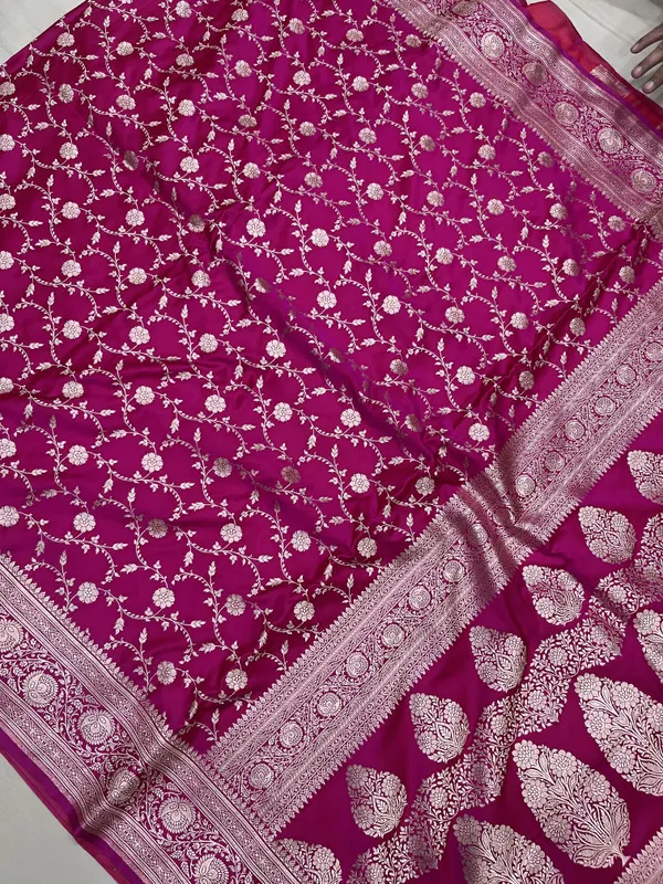 Magenta_Woven_Floral_Saree_For_Women