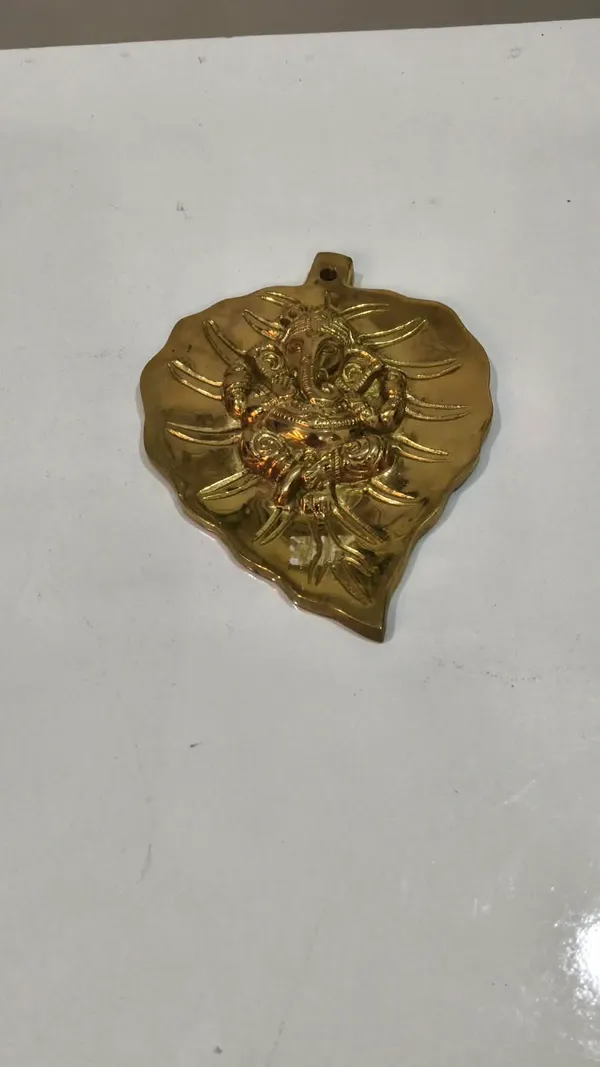 Gold_Tone_Ganesha_Leaf_Pendant_for_Unisex