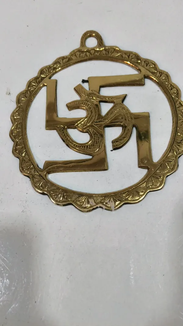 Gold-Toned_Metal_Om_Symbol_Wall_Hanging