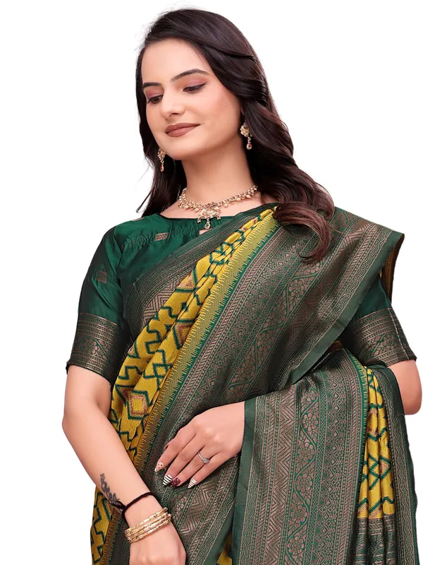 Yellow_Green_Geometric_Print_Saree_for_Women