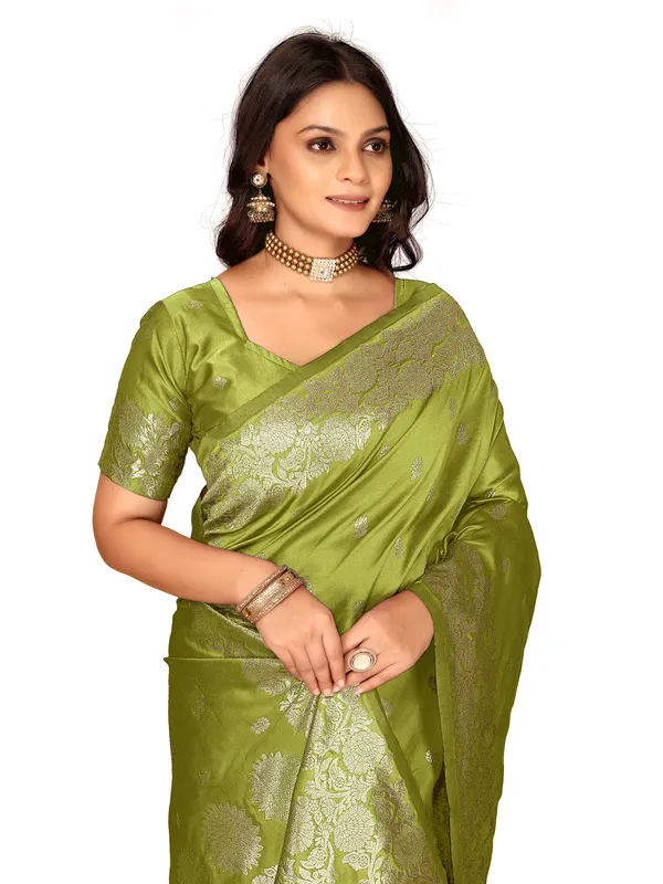 Green_Woven_Saree_With_Blouse_For_Women
