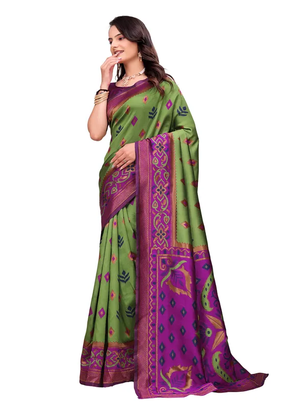 Green_Woven_Pattern_Saree_for_Women