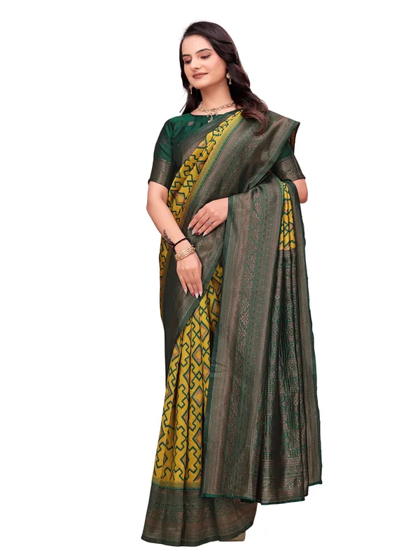 Yellow_Green_Geometric_Print_Saree_for_Women