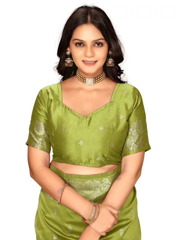 Green_Woven_Saree_With_Blouse_For_Women
