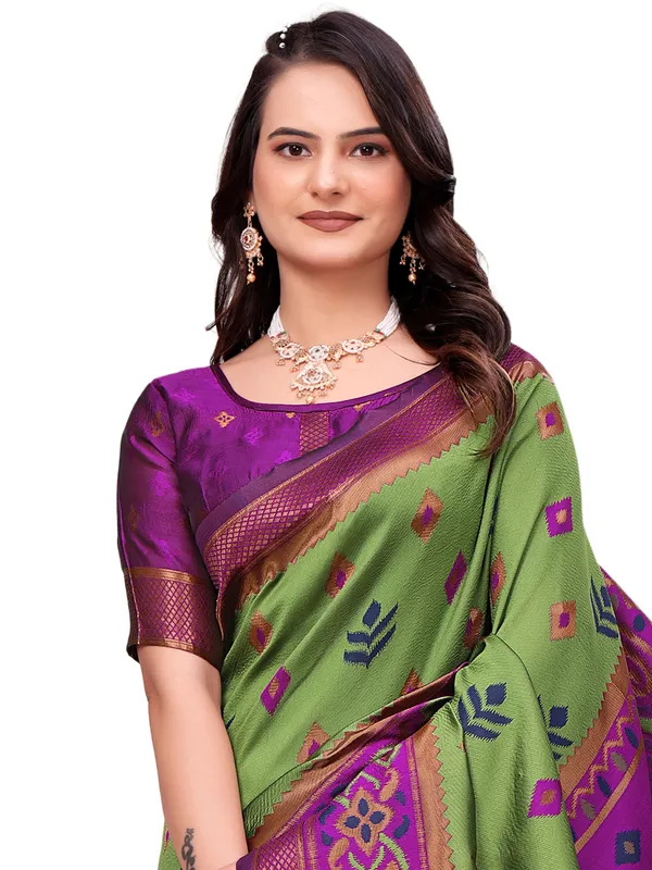 Green_Woven_Pattern_Saree_for_Women