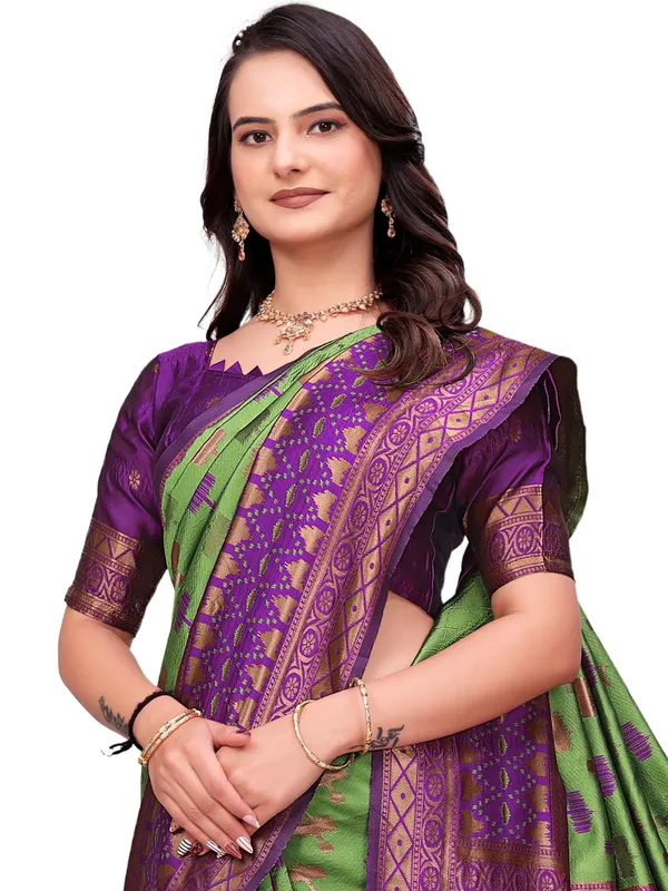 Green_Silk_Blend_Traditional_Saree_for_Women