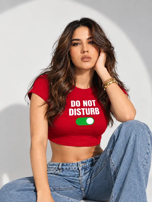 Red_Fitted_Graphic_Crop_Top_for_Women