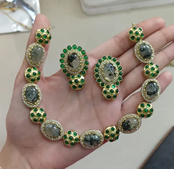 Gold_And_Emerald_Green_Kundan_Necklace_And_Earring_Set_For_Women