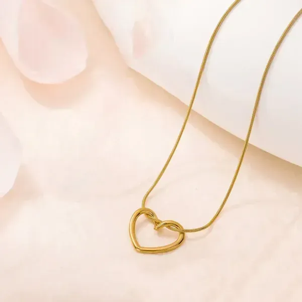 The_Golden_Contour_Heart_Pendant