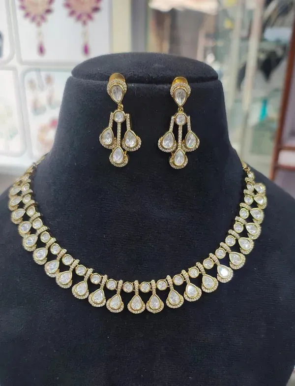 Gold_Kundan_Choker_Necklace_Set_For_Women