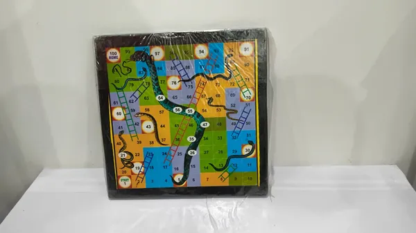 Snakes_And_Ladders_Board_Game