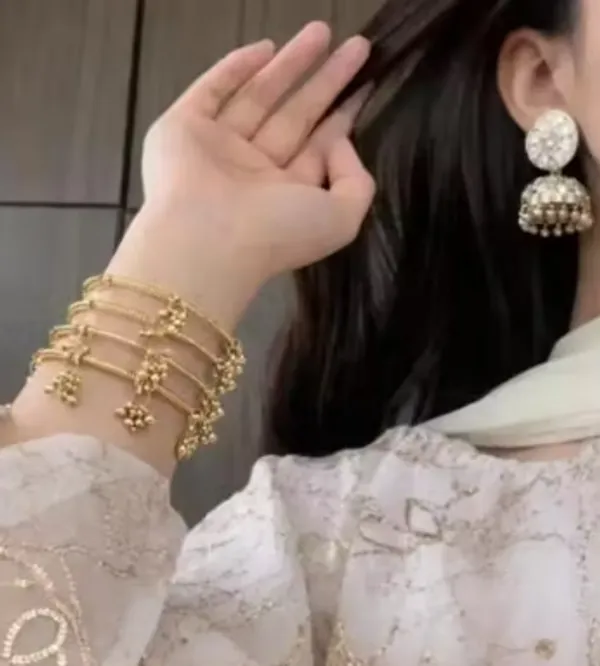 Gold_Plastic_Metal_Embellished_Bridal_Chooda_Bangle_Set_For_Women