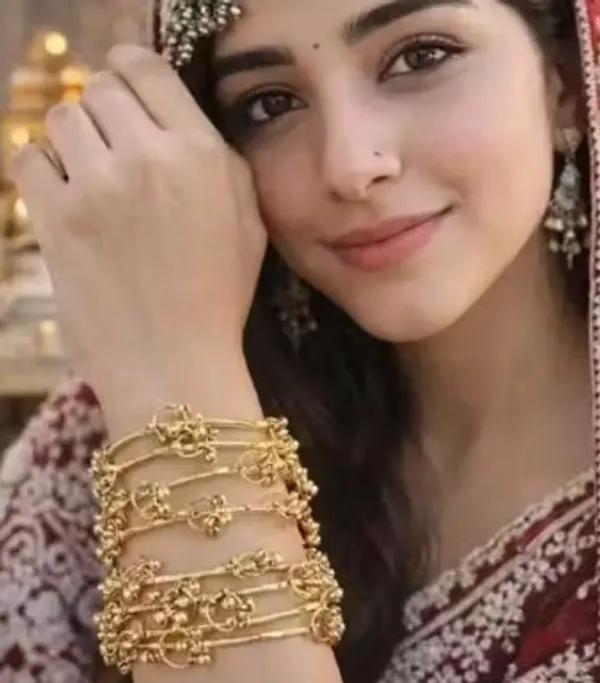Gold_Plastic_Metal_Embellished_Bridal_Chooda_Bangle_Set_For_Women