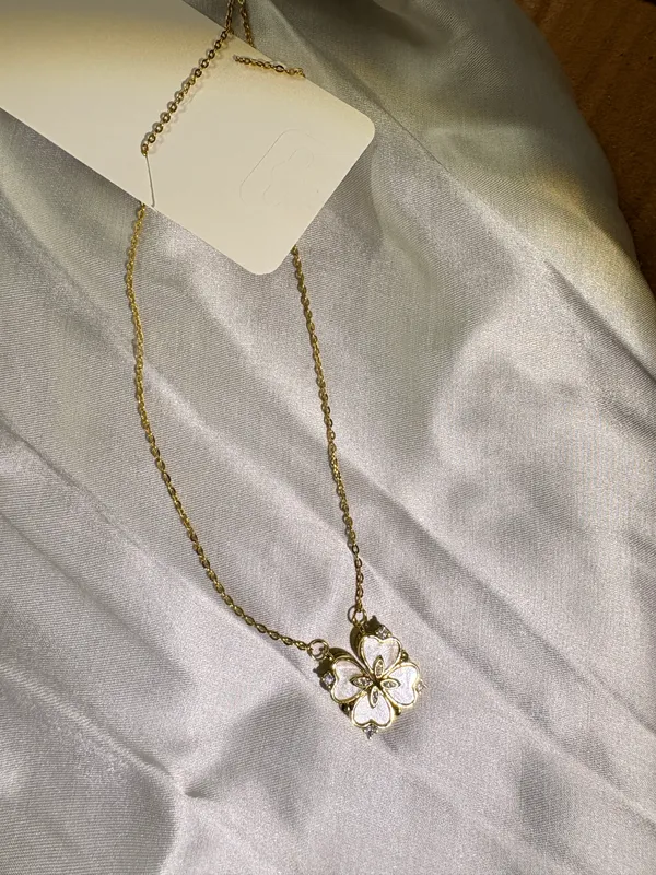 Gold_Tone_Floral_Pendant_Necklace