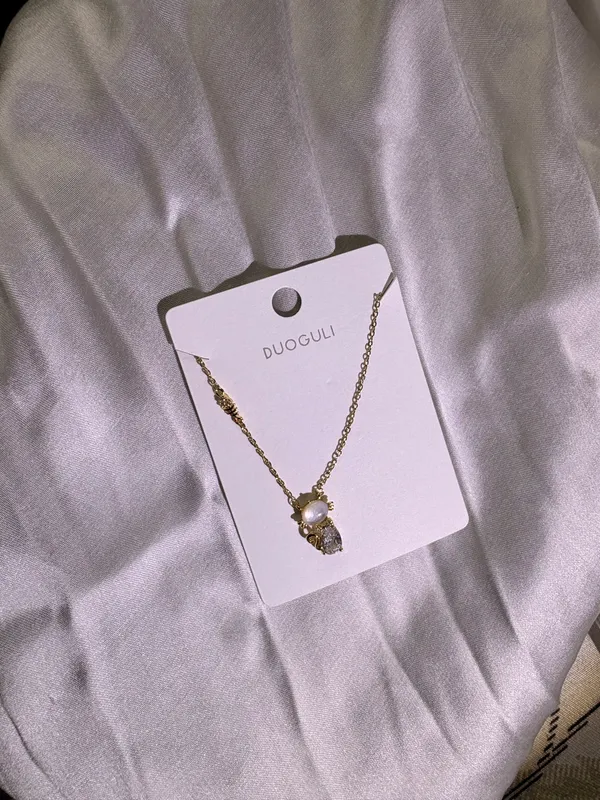 Gold_Tone_Pearl_Pendant_Necklace