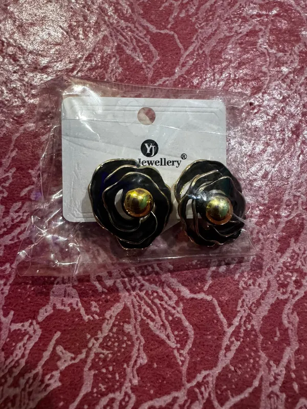 Black_Floral_Stud_Earrings_for_Women