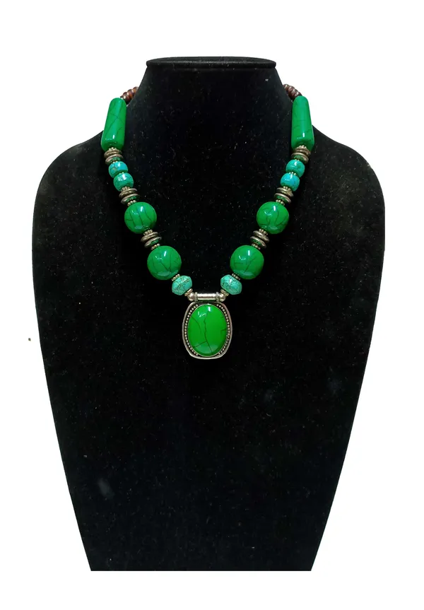 Green_Beaded_Pendant_Necklace_for_Women