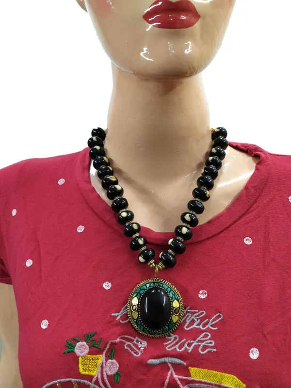 Black_Beaded_Pendant_Necklace_For_Women