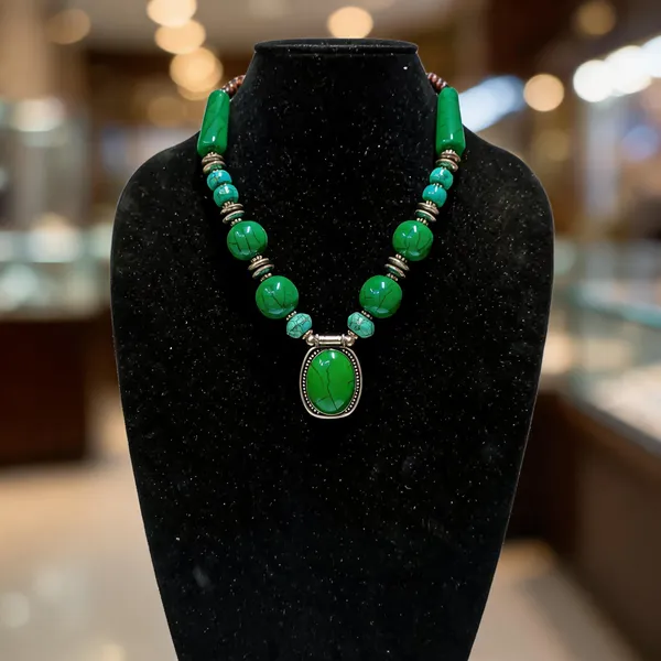 Green_Beaded_Pendant_Necklace_For_Women