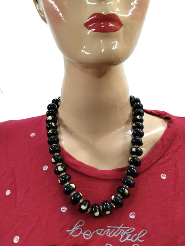 Black_Beaded_Traditional_Necklace_for_Women