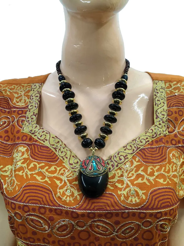 Black_Beaded_Pendant_Necklace_for_Women