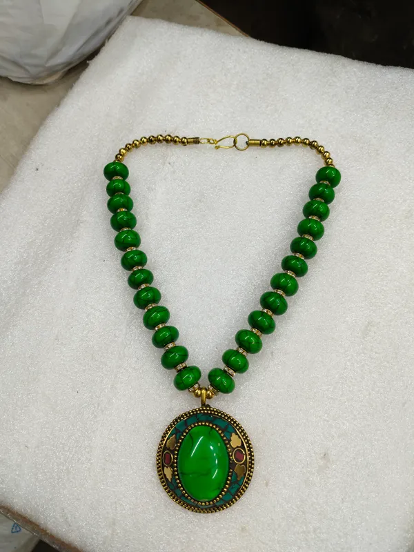 Green_Beaded_Pendant_Necklace_for_Women