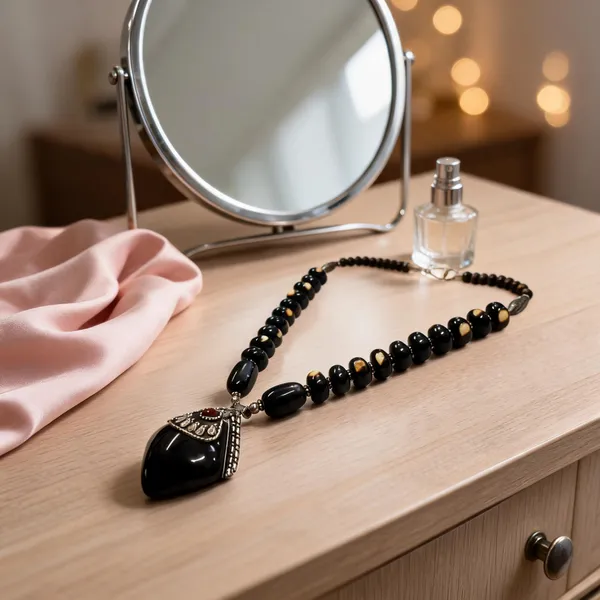 Black_Resin_Beaded_Pendant_Necklace_For_Women